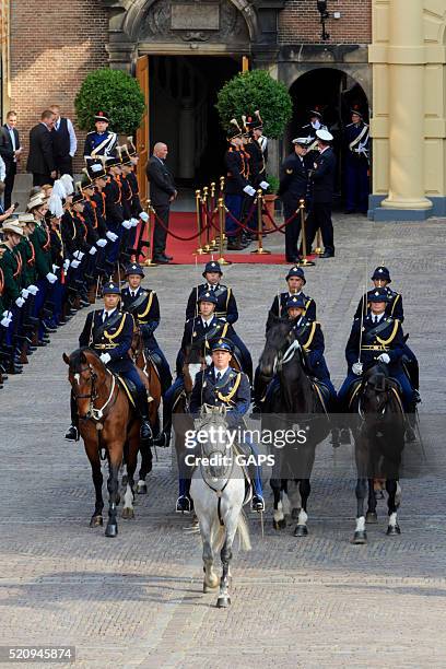 military ceremony on binnenhof during prinsjesdag in the hague - prinsjesdag stockfoto's en -beelden