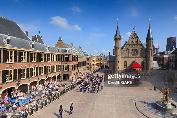 military ceremony on binnenhof during prinsjesdag in the hague - prinsjesdag stockfoto's en -beelden