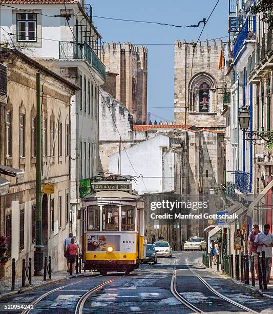 encosta da sã© with lisbon cathedral - encosta stock-fotos und bilder