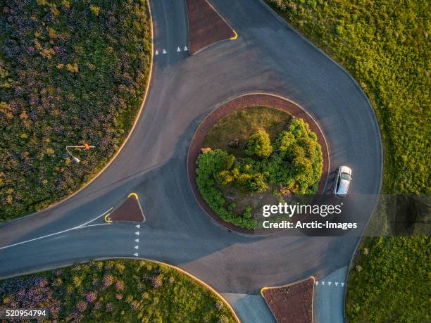 car in a traffic circle. - traffic circle fotografías e imágenes de stock