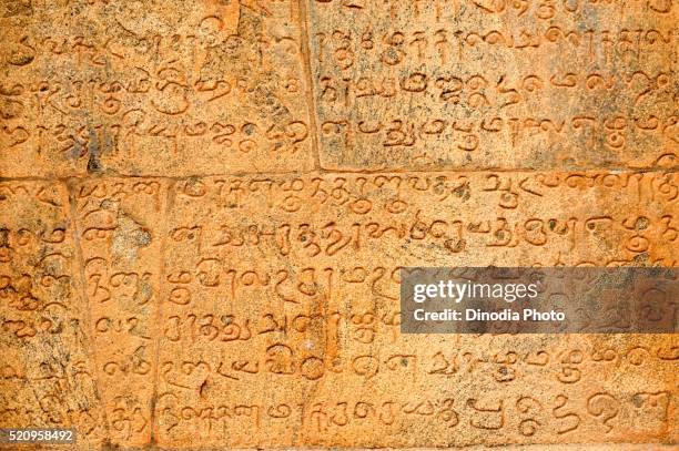 tamil inscription on wall at brihadeshwara temple, thanjavur, tamil nadu, india - tamil nadu stockfoto's en -beelden