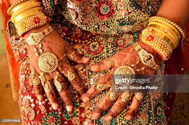 woman wearing traditional gold jewellery in hands, rajasthan, india, asia - goldschmuck stock-fotos und bilder