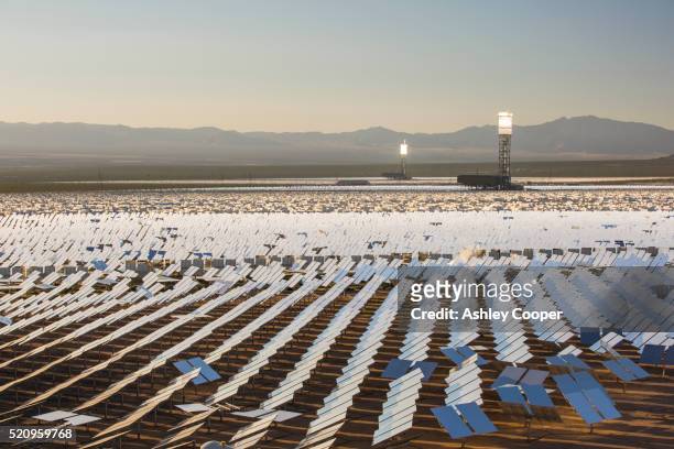 ivanpah, the largest solar thermal power station, in the mojave desert, california, usa. - deserto de mojave - fotografias e filmes do acervo