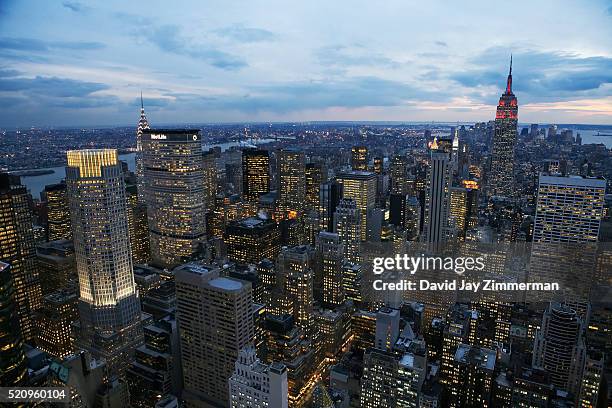 midtown manhattan sparkles at dusk - metlife building fotografías e imágenes de stock