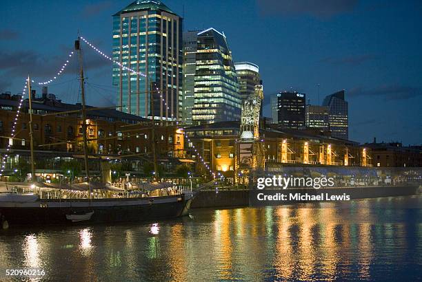 puerto madero harbor and skyline - puerto madero 個照片及圖片檔