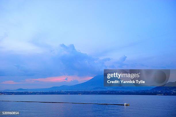 lake kivu, rwanda/drc - lago kivu fotografías e imágenes de stock