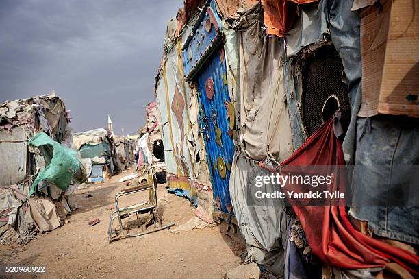 idp camp in bosaso, puntland - climate refugees stock-fotos und bilder