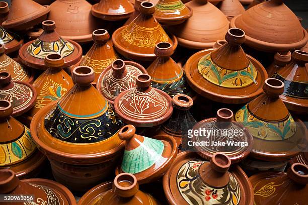 decorated tajines at the souk, morocco - amazigh 個照片及圖片檔