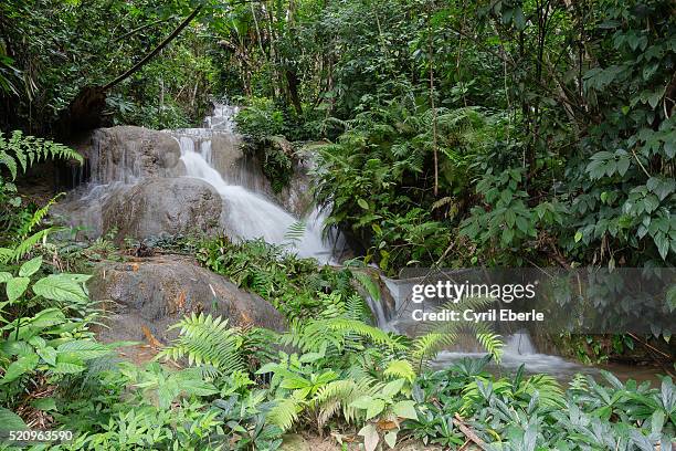 100 waterfalls nong khiaw - cyril eberle stockfoto's en -beelden