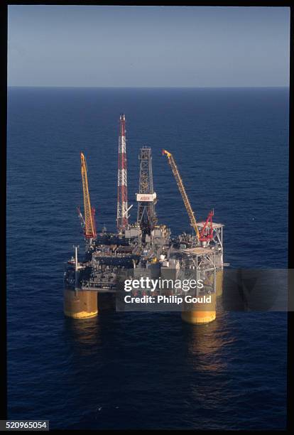 527 Shell Oil Rig Stock Photos, High-Res Pictures, and Images - Getty ...