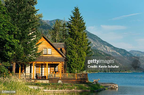 cabin on shore, stehekin, lake chelan, north cascade mountains, washington usa - lake chelan stock-fotos und bilder