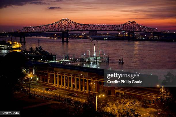 mississippi river at dusk in baton rouge, la - louisiana stock pictures, royalty-free photos & images