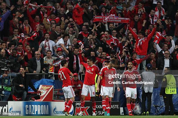 Benfica's forward Raul Jimenez celebrates scoring Benfica«s first goal with his team mates during the match between SL Benfica and FC Zenit for the...