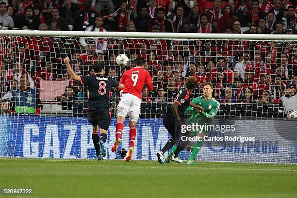 Benfica's forward Raul Jimenez scores Benfica«s first goal during the match between SL Benfica and FC Zenit for the UEFA Champions League Quarter...