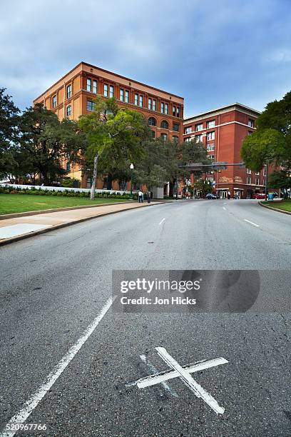 an 'x' marks the spot on elm street in dealey plaza, dallas, where john f. kennedy was shot - assassinio di john f kennedy foto e immagini stock