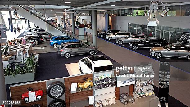 mercedes-benz museum in stuttgart - stuttgart mercedes benz museum stock-fotos und bilder