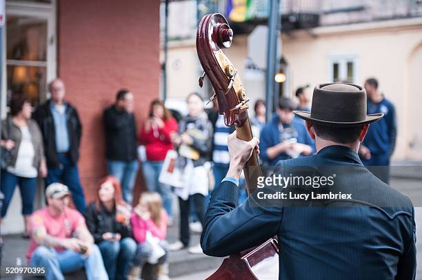 new orleans street musician and audience - new orleans stock pictures, royalty-free photos & images