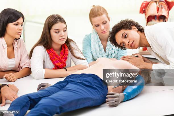 instructor demuestra la cpr medical students - personal de ambulancia fotografías e imágenes de stock