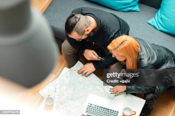 mochileiros à procura de apartamento on-line. - couple seated apartment hipster imagens e fotografias de stock