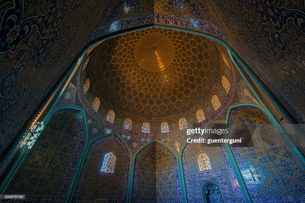 Decorazioni a mosaico in la cupola della Moschea Sceicco Lotfollah, Isfahan