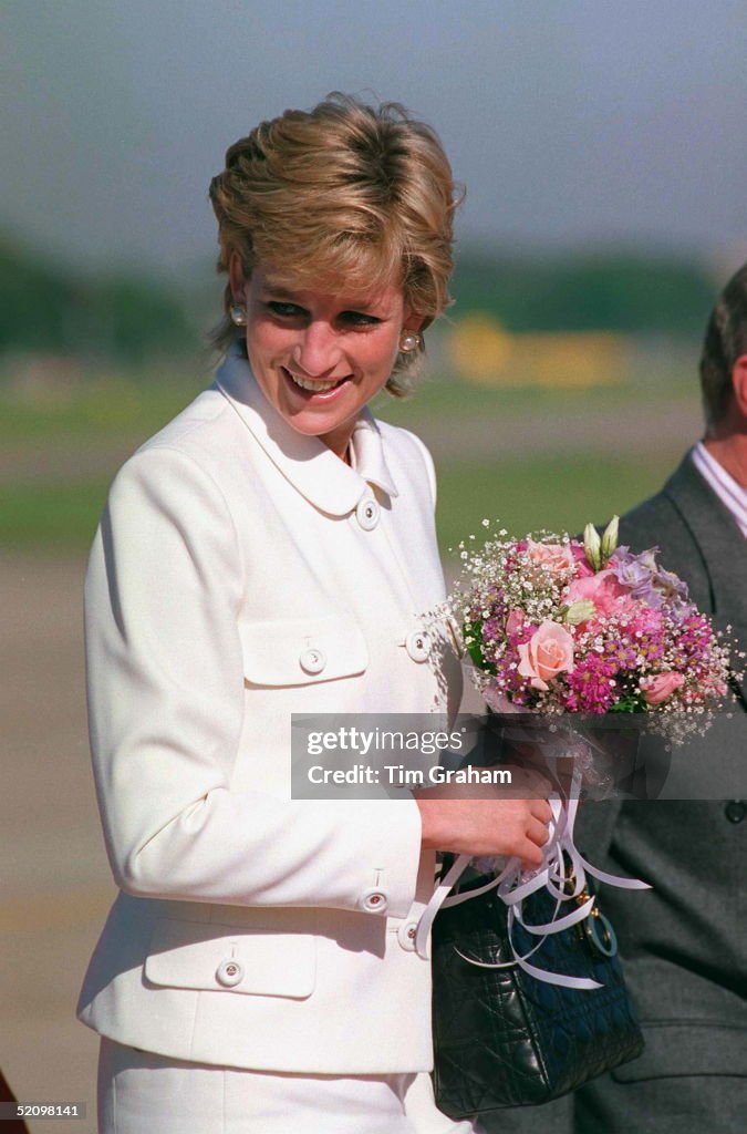 Princess Diana Arriving In Buenos Aires Airport For Her Historic ...