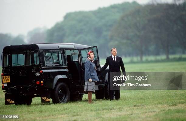 The Queen At The Windsor Horse Show Stands With Her Chauffeur At Her 4-wheel Drive Vehicle - Land Rover Defender