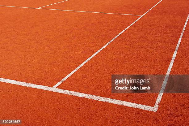 red clay court - tennisser stockfoto's en -beelden