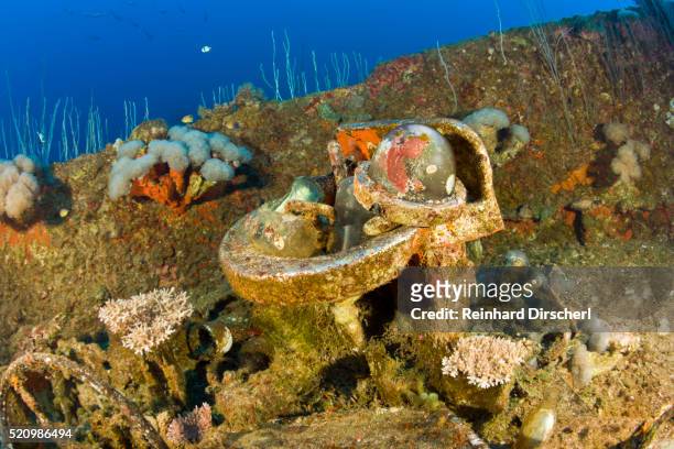 artifacts at wreck of uss carlisle attack transporter, marshall islands, bikini atoll, micronesia - test nucleare foto e immagini stock