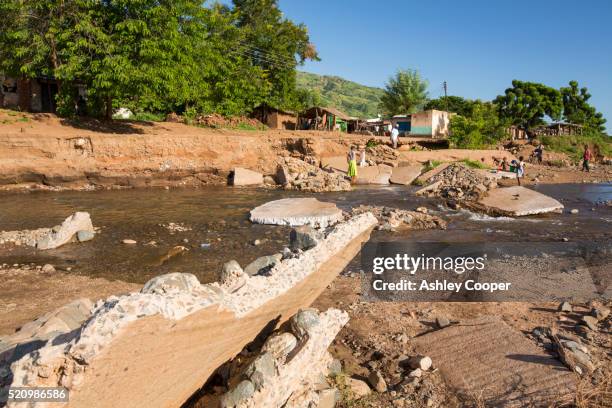 a road destroyed by the malawi floods. - africa immigration stockfoto's en -beelden