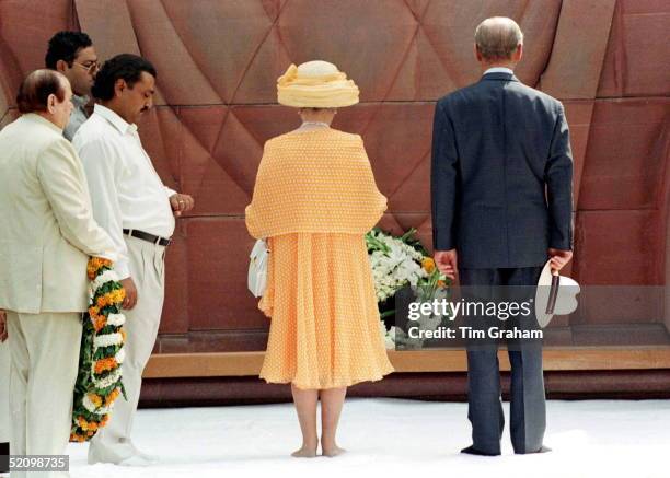 The Queen & Prince Philip Barefoot Without Shoes, Visiting The Golden Temple Of Amritsar In The Punjab, India -laying A Wreath.