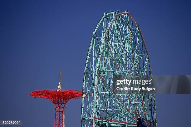 parachute drop and ferris wheel on coney island - archive 2006 stock pictures, royalty-free photos & images