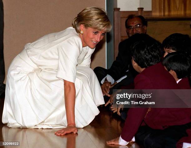Diana Princess Of Wales Crouching Down To Talk To Pupils At The Swaminarayan School During Her Visit Of The Shri Swaminarayan Mandir In Neasden,...