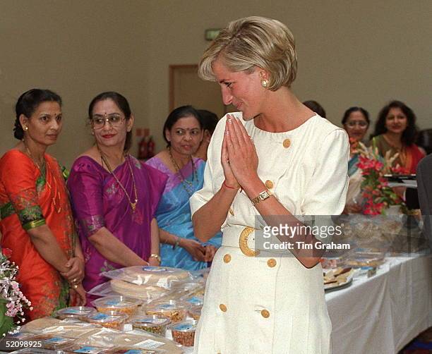 Diana, Princess Of Wales Visiting The Shri Swaminarayan Mandir In Neasden, London Nw10.