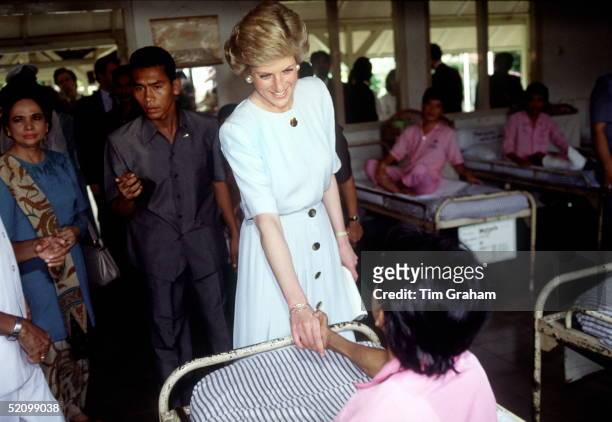 Princess Diana Shaking Hands With A Leprosy Patient At Sitanala Leprosy Hospital Jakarta Indonesia