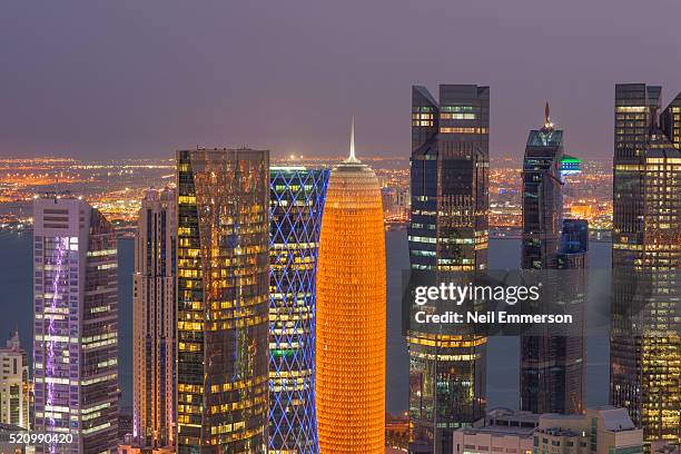 skyline of doha in qatar - doha stockfoto's en -beelden