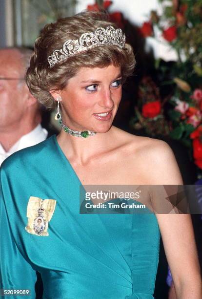 Princess Diana At A Banquet At Claridges. Wearing The Spencer Diamond Tiara, Queen Mary's Cabochon Cabuchon) Emerald And Diamond Choker Necklace And...