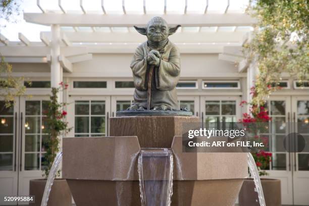 sculpture of yoda at letterman digital arts center - starwars stock-fotos und bilder