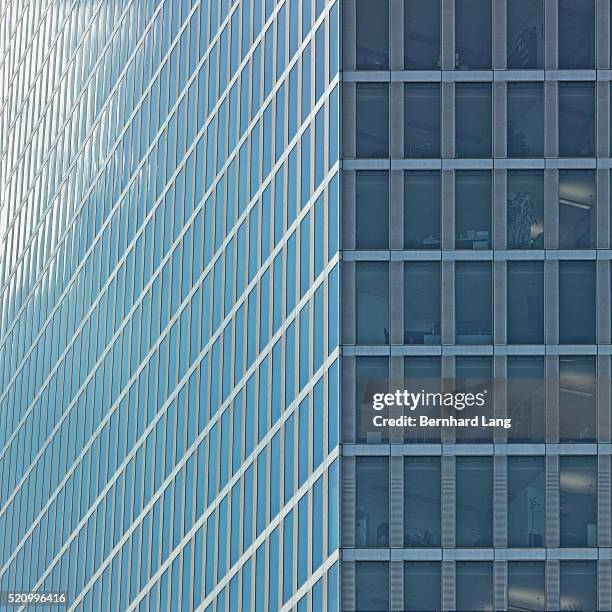 windows of modern office building - fensterfront stock-fotos und bilder