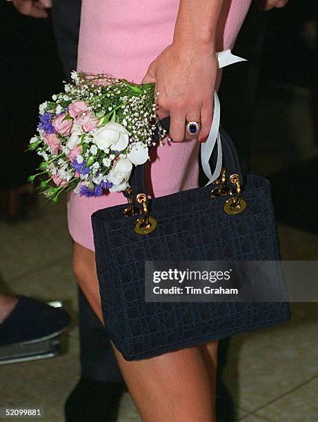 Princess Diana Holding A Bouquet Of Flowers And Her Christian Dior Handbag During Her Official Visit To Argentina.