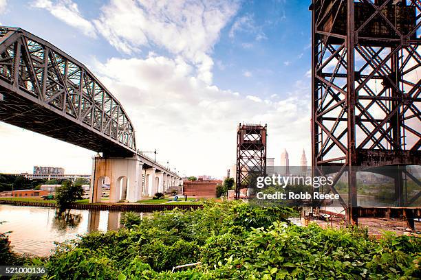 cityscape and bridges on ohio river, cincinnati, ohio, usa - robb reece stock pictures, royalty-free photos & images