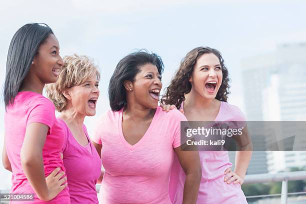 mütter und töchter in rosa für brustkrebs - pink shirt stock-fotos und bilder