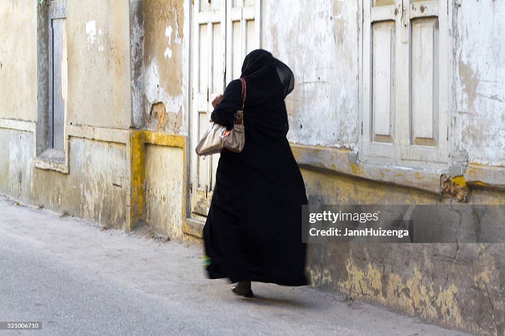 Cálculo da Cidade de Zanzibar : Mulher no preto Xador Com pressa