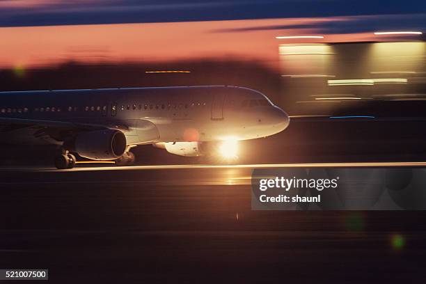 passenger jet in motion - airplane lights stock pictures, royalty-free photos & images