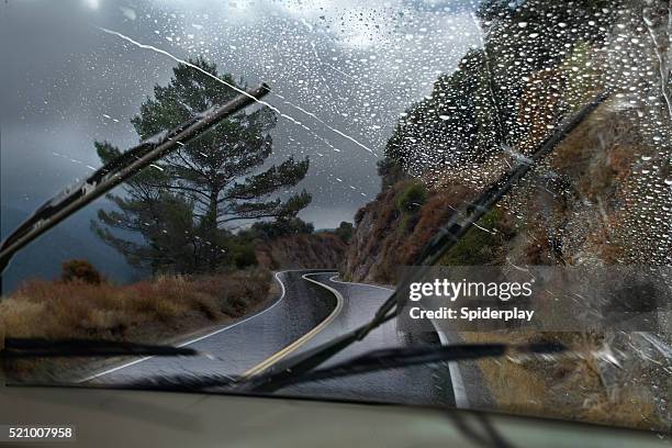 rainy mountain road - ruitenwisser auto stockfoto's en -beelden