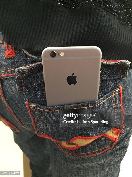 IPhone 6 in back of Women's Jeans