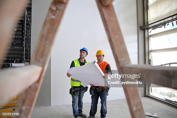 trabalhadores de construção leitura de projectos - civil imagens e fotografias de stock