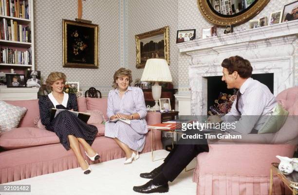 Princess Diana In Her Sitting Room At Kensington Palace Having A Planning Meeting About Forthcoming Engagements With Her Equerry Richard Aylard And...