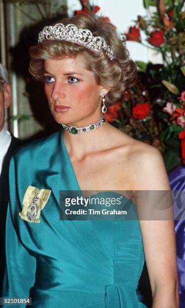 Princess Diana At A Banquet At Claridges. Wearing The Spencer Diamond Tiara, Queen Mary's Cabochon Cabuchon) Emerald And Diamond Choker Necklace And...