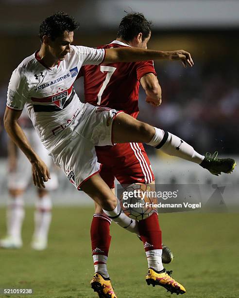 Paulo Henrique Ganso of Sao Paulo fights for the ball with Rodrigo Mora of River Plate during a match between Sao Paulo and River Plate as part of...