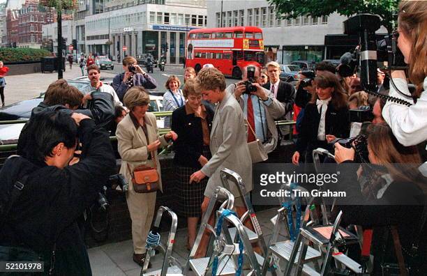Diana Princess Of Wales Visiting The Royal College Of Nursing, London. She Is Being Mobbed By The Crowd And Press Photographers After Returning To...